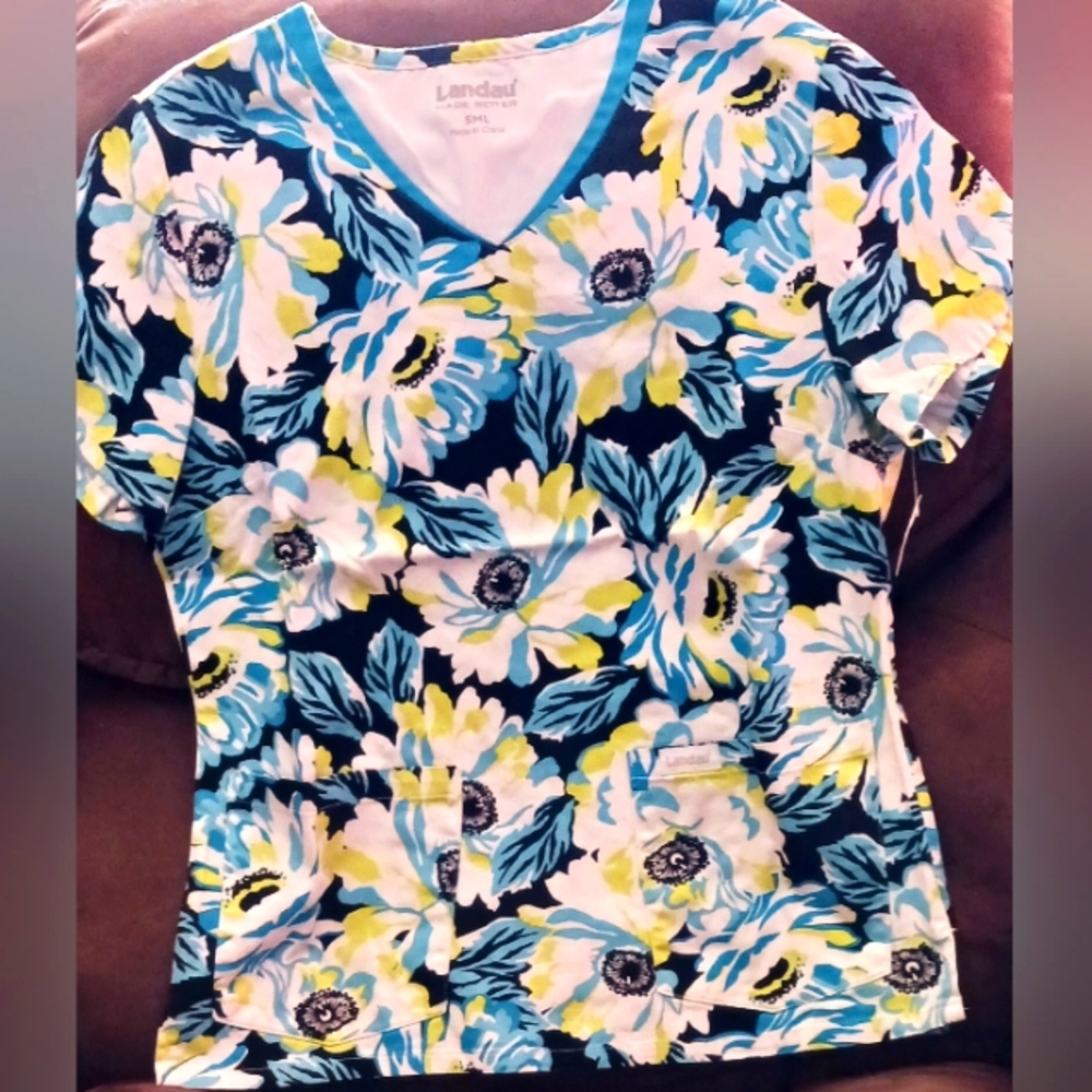 Landau scrub top short sleeve v-neck Floral big yellow, blue daisies Size S